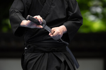 日本刀を構える人物
