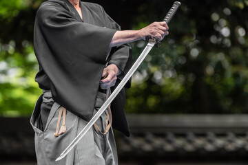 日本刀を構える人物