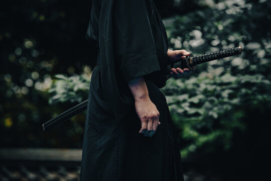 日本刀を構える人物