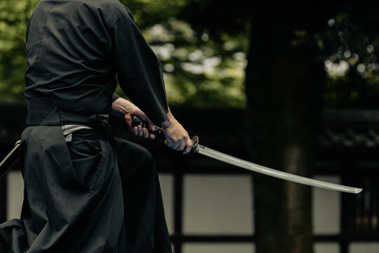 日本刀を構える人物