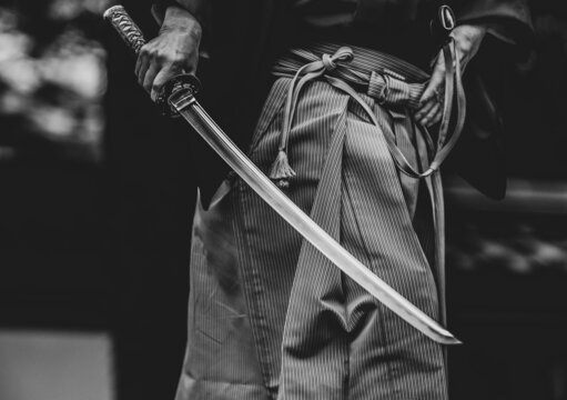 日本刀を構える人物