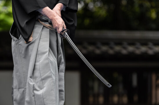 日本刀を構える人物