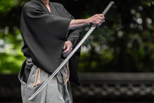 日本刀を構える人物