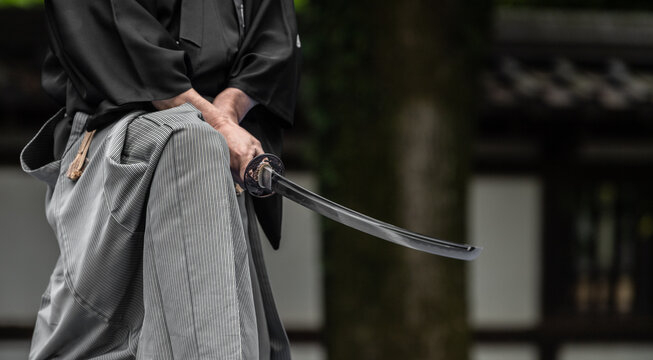 日本刀を構える人物