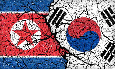 北朝鮮と韓国国旗がひび割れている背景