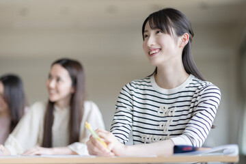 講義を受ける大学生