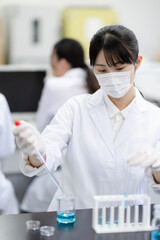 作業をする研究員