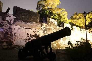 マカオの旧市街の中心にある「モンテの砦Monte Fortress」の夜の風景