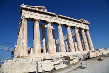 Obraz premium Ancient Greek temple Parthenon at Acropolis in Athens, Greece. Acropolis is an ancient citadel located on a rocky outcrop above the city of Athens.