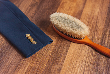 洋服ブラシと金ボタンの付いたジャケット