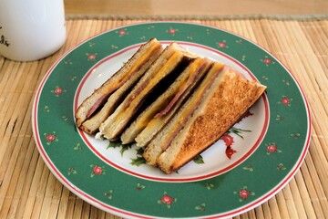 ハムとチーズのホットサンド