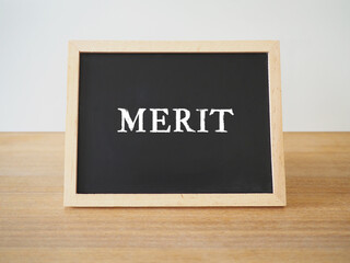 meritと書かれた黒板