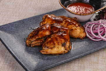 Grilled chicken with tomato sauce