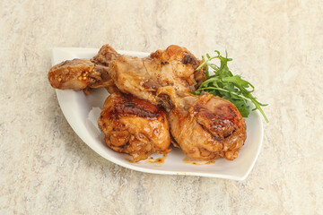 Roasted chicken leg with rucola