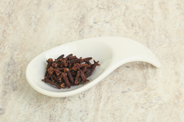 Dry Clove aroma in the bowl
