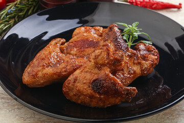 Roasted chicken wings with spicy sauce