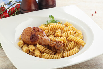 Roasted chicken leg with macaroni