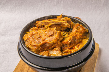 돼지 뼈로 만든 한국식 뼈해장국 감자탕