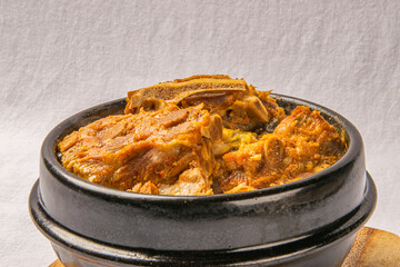 돼지 뼈로 만든 한국식 뼈해장국 감자탕