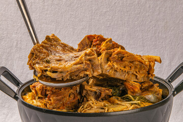 돼지 뼈로 만든 한국식 뼈해장국 감자탕