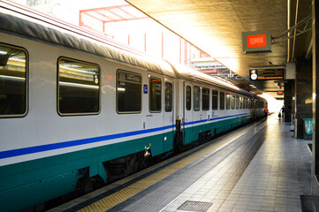 Fototapeta na wymiar 駅に停車するイタリア国鉄の客車　列車