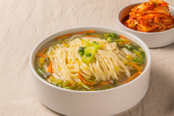 진한 육수와 생면으로 만든 칼국수