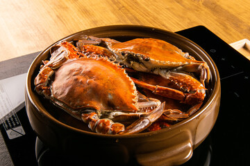 신선한 꽃게로 만든 국물 요리