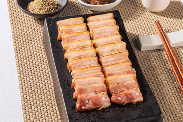 오랜 시간 훈연하여 만든 바베큐 삼겹살