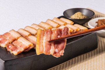 오랜 시간 훈연하여 만든 바베큐 삼겹살