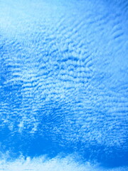 Fototapeta na wymiar 冬の青空と雲
