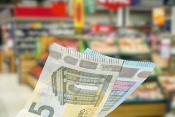 Ein Supermarkt, Einkaufen und Euro Geldscheine - obrazy, fototapety, plakaty