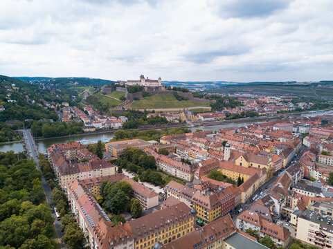 Blick über Würzburg zur Festung Marienberg