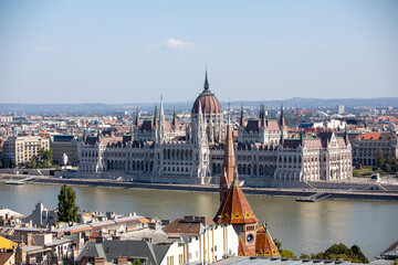 Obraz premium budapest parliament building at sunny day