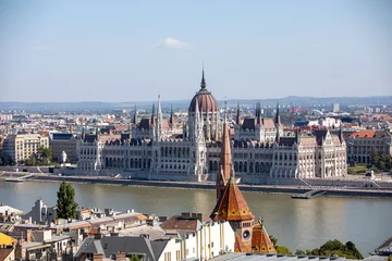 Tuinposter budapest parliament building at sunny day © phpetrunina14