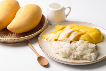 Mango sticky rice, Thai dessert (Khao Niew Mamuang)