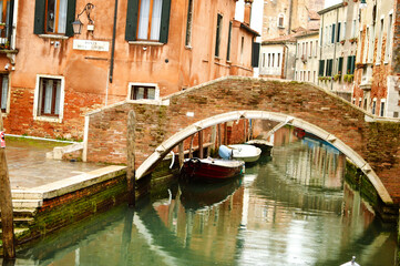 ベネチアの運河とゴンドラ