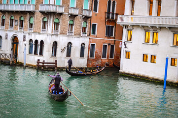 Fototapeta na wymiar ベネチアの運河とゴンドラ