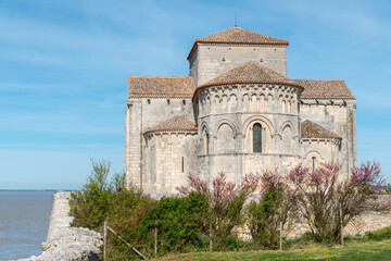 Talmont-sur-Gironde, en Charente-Maritime. L’église Sainte-Radegonde, 12e siècle, classée...