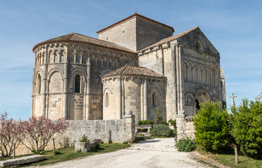 Fototapeta na wymiar Talmont-sur-Gironde, en Charente-Maritime. L’église Sainte-Radegonde, 12e siècle, classée monument historique