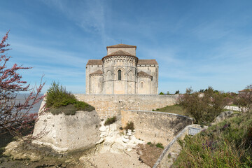 Talmont-sur-Gironde, en Charente-Maritime. L’église Sainte-Radegonde, 12e siècle, classée monument historique - 500853063