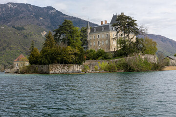 Fototapeta na wymiar Le Château de Duingt, sur une presqu’île du lac d'Annecy en Savoie en France
