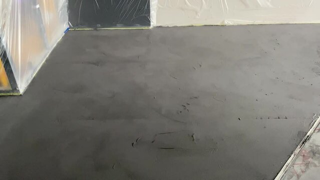 Applying a decorative microcement coating to the floor