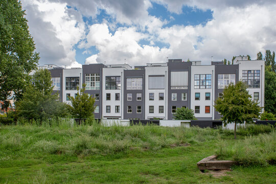 Germany, Berlin, Row of narrow apartment buildings in new development area