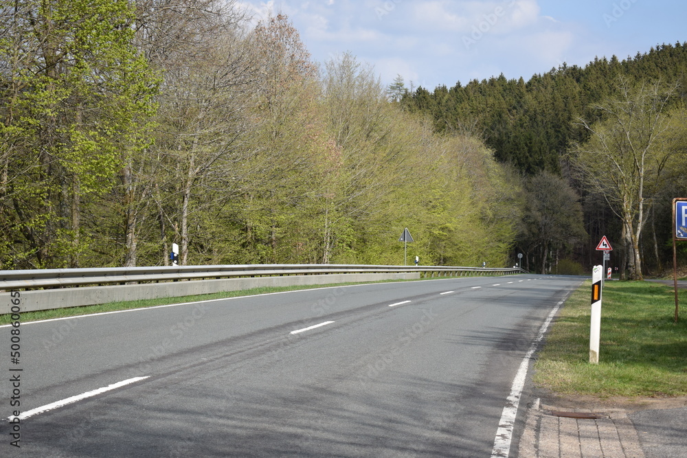 Canvas Prints Straße mit Doppeleitplanken, Auto und Motorrad