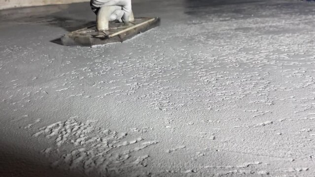 Applying a decorative microcement coating to the floor