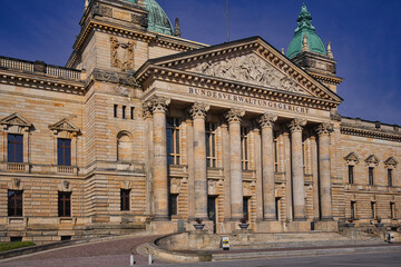 Fototapeta premium Portal Bundesverwaltungsgericht am Simsonplatz Gericht, in Leipzig, Sachsen 
