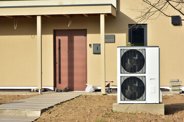 Luftwärmepumpe / Klimaanlage für Heizung und Warmwasser an einem neu gebauten Wohnhaus