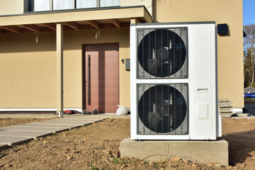 Klimaanlage, Luftwärmepumpe vor einem neu erbauten Wohnhaus