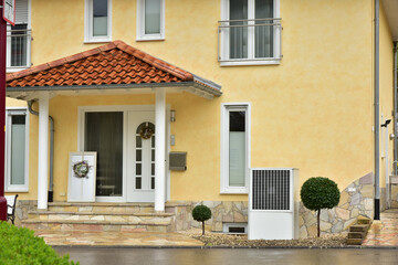 Luftwärmepumpe, Klimaanlage für Heizung und Warmwasser an einem neu gebauten Wohnhaus