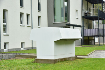 Luftwärmepumpe / Klimaanlage für Heizung und Warmwasser an einer neu gebauten Wohnanlage